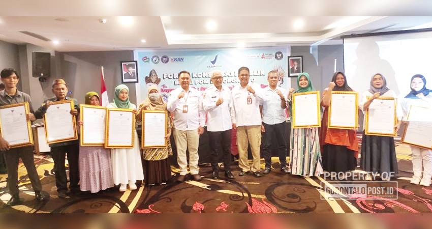 Sembilan UMKM yang telah mendapat ijin edar dari BPOM Gorontalo, yang diserahkan langsung Pj. Gubernur Gorontalo Rudy Salahuddin didampingi Kepala BPOM Gorontalo, Stephanus Simon Sesa, Rabu (23/10/2024). (Foto: Roy/Gorontalo Post)