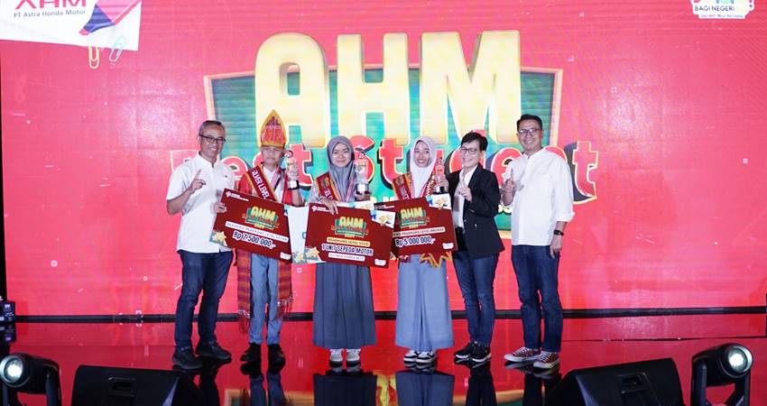 JUARA : Para siswa peraih juara pada gelaran AHM Best Student 2024 tingkat nasional yang berlangsung di Jakarta, baru-baru ini. (foto : dok/ AHM)