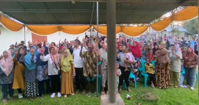 Warga Bone Bolango saat bersama-sama menyampaikan selamat HUT ke 73 untuk Presiden terpilih Prabowo Subianto disela-sela kampanye dialogis pasangan Amran Mustapa - Irwan Mamesah, kemarin. (tangkapan layar)