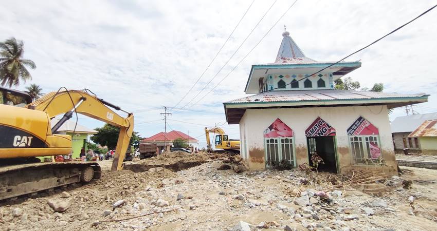tangkapan layar vidio beredar alat berat mulai menormalkan kondisi jalan dari bekas material yang hanyut akibat banjir bandang di Desa Huangobotu Kabila Bone. Kemarin.(Foto Natha/Gorontalo Post)