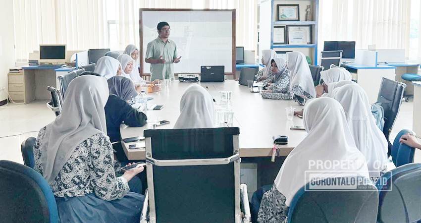 BELAJAR JURNALISTIK - Pimred Gorontalo Post, Jitro Paputungan, memberikan pelatihan jurnalistik kepada siswa SMA Negeri 4 Gorontalo, yang belajar jurnalistik di Graha Pena Gorontalo, Selasa (22/10). (foto : agustina / gorontalo post)