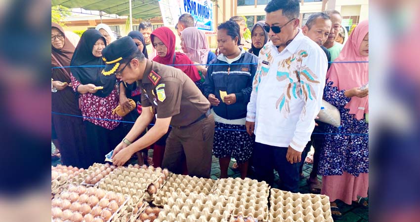 APRESIASI. Plt Sekda saat menghadiri pasar murah di halaman Kejaksaan Negeri Kabupaten Gorontalo