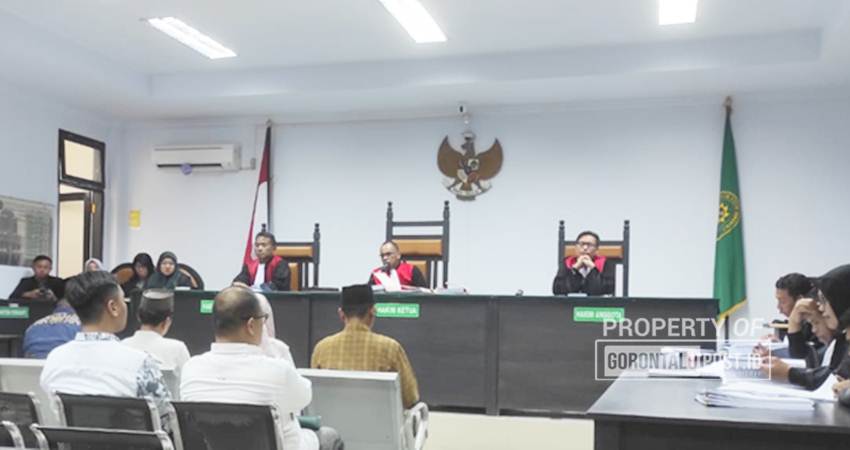 Tujuh terdakwa dugaan Korupsi proyek SPAM Kecamatan Dungingi, Kota Gorontalo, menjalani sidang di Pengadilan Negeri Tipikor dan PHI Gorontalo. (Foto: Roy/Gorontalo Post)