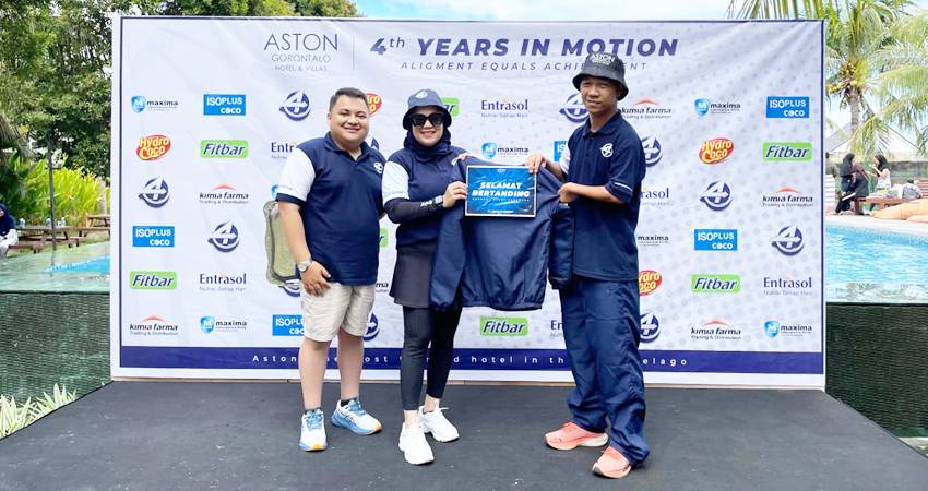 HR Manager dan General Manager Aston Gorontalo bersama Denis Maniku (F. Dokumentasi Aston)