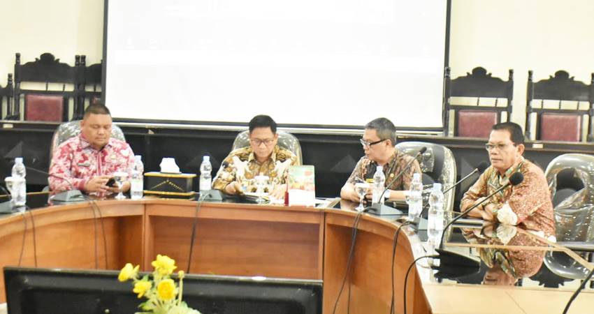 BAHAS. Penjabup Syukri Botutihe saat rapat Koordinasi pembahasan langkah konkret pengendalian Inflasi Di Daerah Tahun 2024 secara daring dengan BPS pusat kerjasama sensus ekonomi serta Kemendagri.