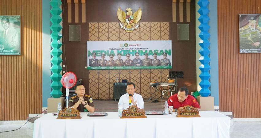 Kejati Gorontalo, I Dewa Gede Wirajana SH, MH,(tengah) didampingi Asisten Intelijen, Otto Sompotan dan asisten Pidana Khusus, Nursuryah, saat kegiatan Media Kehumasan, Rabu (23-10-2024). Foto : Humas Kejati Gorontalo/For Gorontalo Post).
