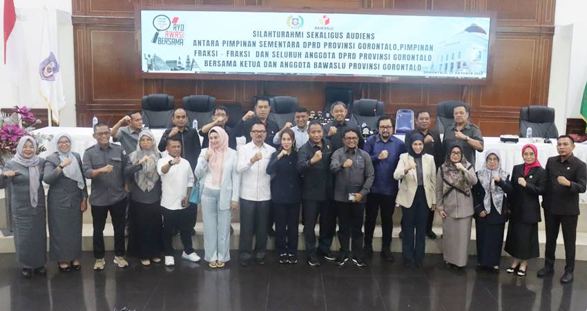 Foto bersama anggota Deprov bersama komisioner Bawaslu Provinsi Gorontalo, kemarin (7/10).