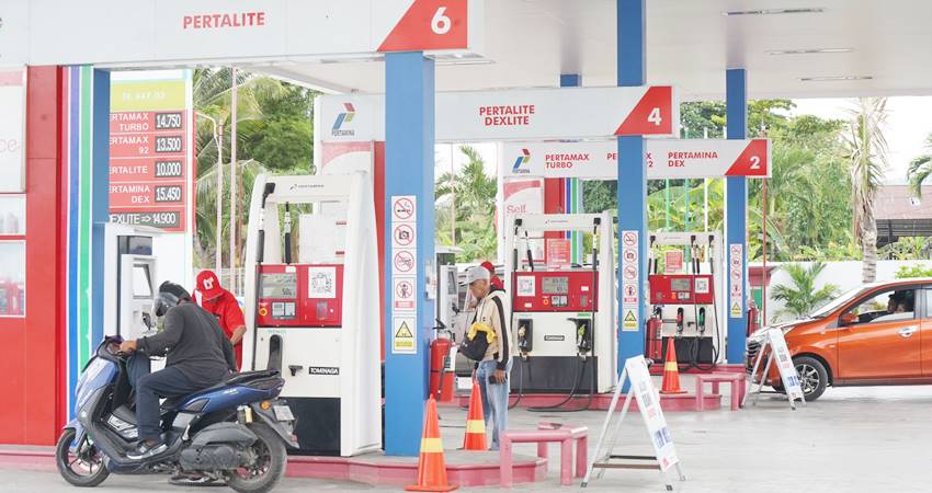 Beberapa kendaraan saat mengisi BBM di salah satu SPBU.