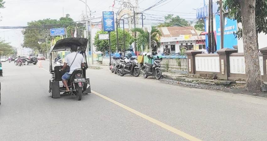 Pengemudi bentor yang melintas Satlantas Polres Gorontalo Kota tidak memakai helm pengaman kepala tak ada rasa takut sama sekali akan ditangkap petugas Satlantas.