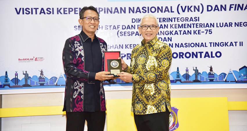 Pj. Gubernur Gorontalo, Rudy Salahuddin, menerima cenderamata pada pembukaan VKN Sesparlu di aula rumah jabatan gubernur, Ahad (13/10). (Foto : Fadil/diskominfotik)