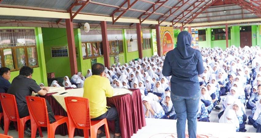 Personel Direktorat Reserse Kriminal Umum (Ditreskrimum) Polda Gorontalo melakukan sosialisasi kepada siswa terkait dengan bullying.