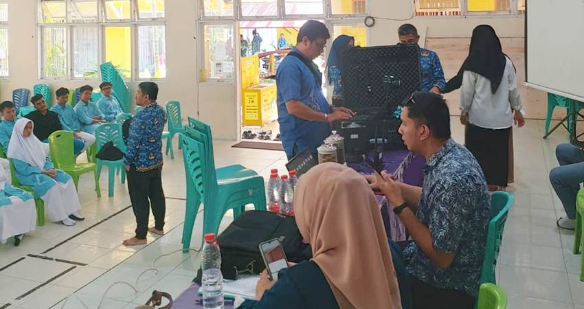 Petugas Disdukcapil tengah melayani warga yang ingin membuat e-KTP.