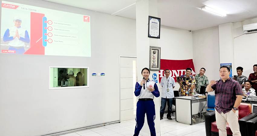 Instruktur Safety Riding Honda DAW, Agnessya Mapalie, saat memberikan edukasi keselamatan berkendara kepada karyawan FIF Grup di Manado, Senin (28/10). (foto : dok / daw)