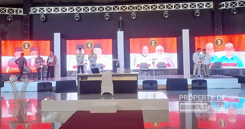 Ketiga Pasangan Calon Walikota dan Wakil Walikota Kota Gorontalo, saat mengadu visi misi dalam debat Pilwako, Rabu (23/10/2024) (F. Diyanti/Gorontalo Post)