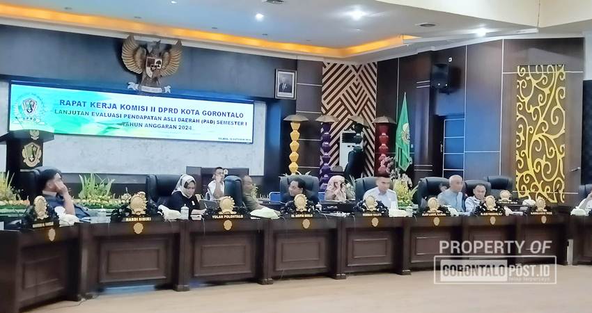 Rapat evaluasi Komisi II bersama OPD, Camat dan Lurah di lingkungan Pemerintah Kota Gorontalo, Selasa (15/10/2024), (F. Diyanti/Gorontalo Post)
