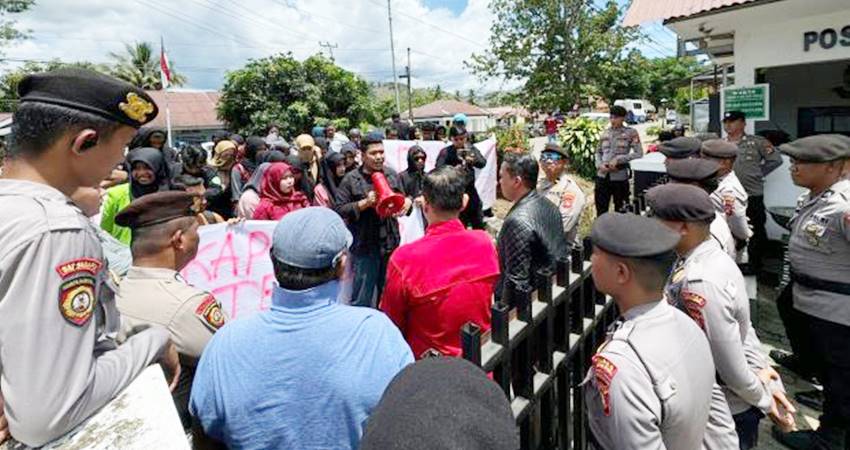 Unjuk rasa di Kejari Gorut untuk mempertanyakan perkembangan kasus dugaan pencabulan di Gorut yang dinilai jalan di tempat, Kamis (3/10/2024).