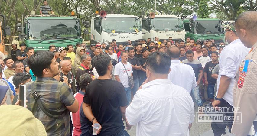 Aksi demontrasi yang dilakukan para sopir tronton (Kontainer) di depan gedung DPRD Provinsi Gorontalo, Rabu (16/10/2024) (F. Diyanti/Gorontalo Post)