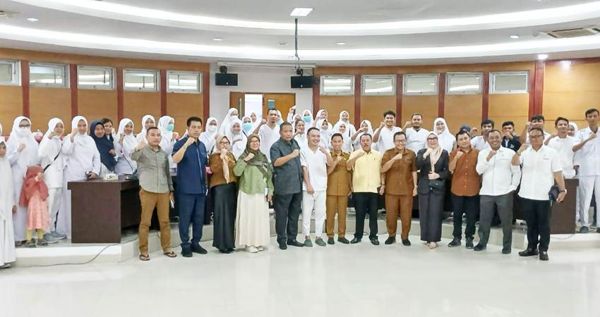 Pimpinan dan anggota Deprov foto bersama dengan puluhan perawat yang datang mengadu soal pendataan BKN untuk perekrutan PPPK.