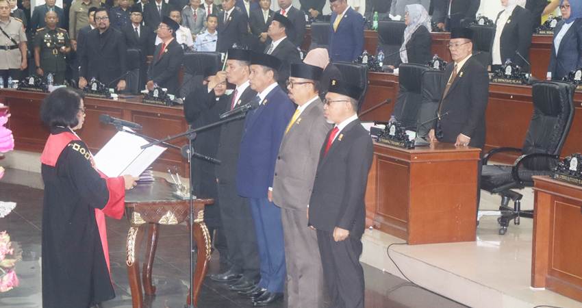 Pengambilan sumpah/janji empat pimpinan definitif Deprov Gorontalo saat pelantikan di ruang sidang paripurna, kemarin (28/10). (foto : dok / deprov)