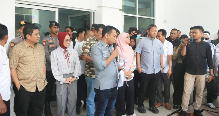 Sejumlah anggota Deprov Gorontalo saat menerima unjuk rasa ikatan sopir truk kontainer, di halaman kantor Deprov, kemarin (16/10).