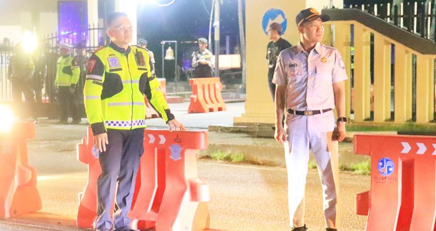 Dirlantas Polda Gorontalo Kombes Pol. Mario Christy Panca Sakti Siregar, S.I.K, M.H bersama Kepala Jasa Raharja Perwakilan Gorontalo Eko Prasetyo turun langsung memantau pelaksanaan Operasi Zebra Otanaha 2024 di depan Mapolda Gorontalo pada Sabtu, (20/10/2024).