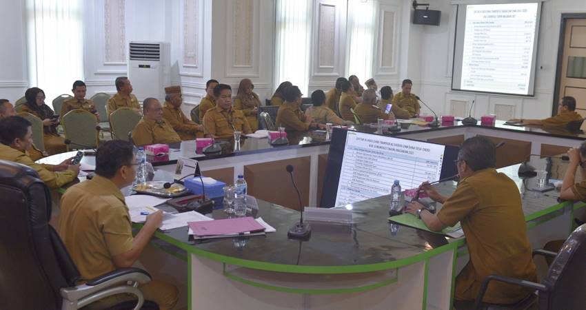 EVALUASI. Suasana pelaksanaan rapat evaluasi yang dipimpin langsung oleh penjabup Syukri Botutihe di ruang madani