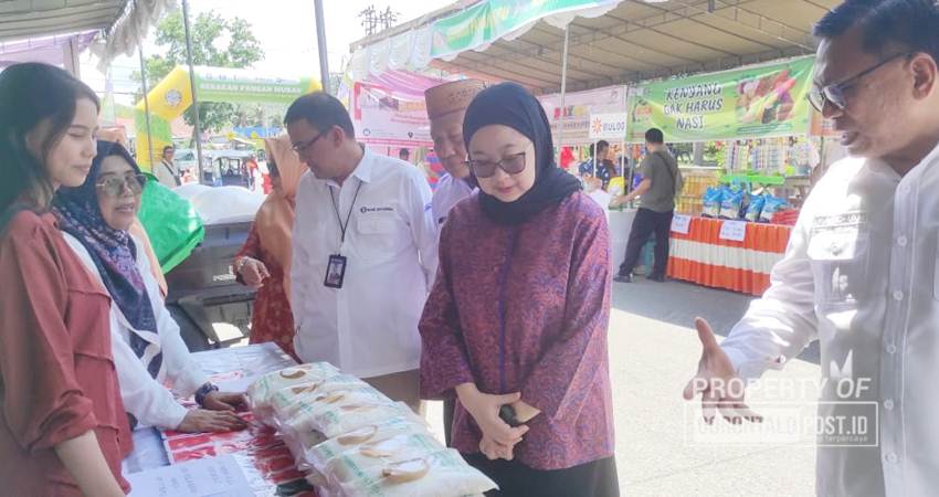 Stand PT PG Gorontalo yang ikut berkontribusi dalam Gerakan Pangan Murah dalam rangka hari pangan sedunia digelar di depan Rumah Jabatan Gubenur Gorontalo, Rabu (16/10/2024). (Foto: Roy/Gorontalo Post).