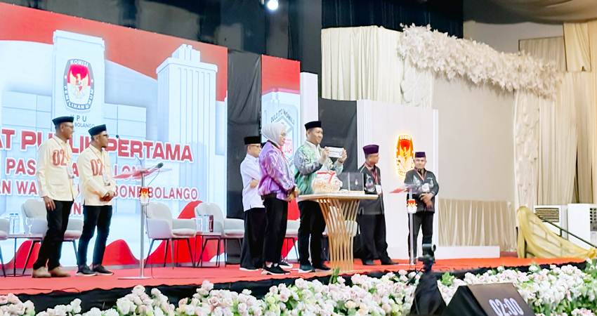 Suasana debat kandidat Pilkada Bone Bolango, Ahad (27/10/2024). (Foto: Tim media MULUS)