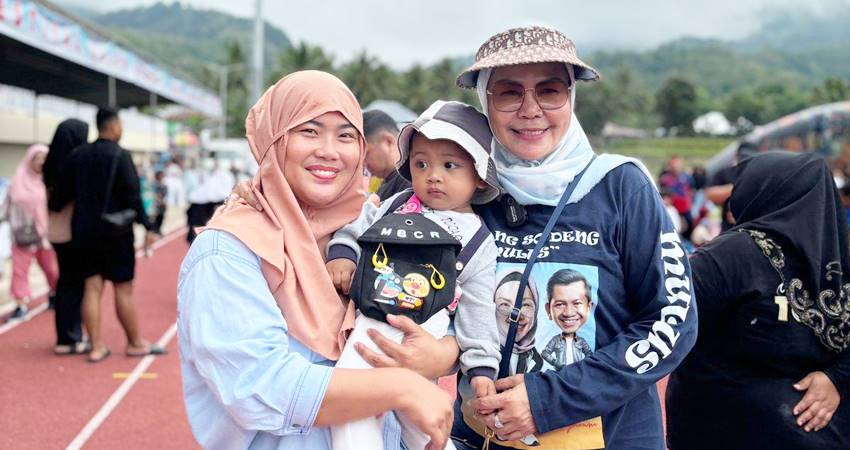 Calon Bupati Bone Bolango, Merlan Uloli ketika pose bersama salah satu pendukungnya. (Foto: Tim media MULUS)