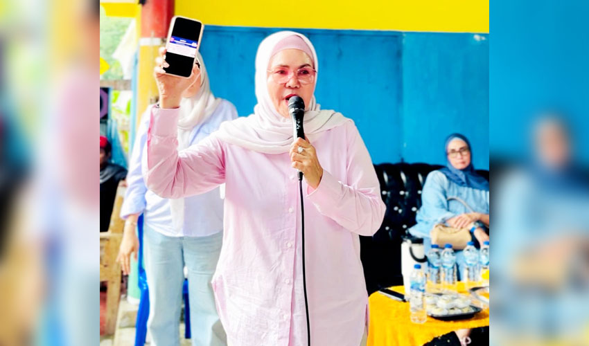 Calon Bupati Bone Bolango, Merlan Uloli ketika mensosialisasikan kartu sakti Bone Bolango MULUS pada agenda kampanye baru-baru ini.(Foto: Tim media MULUS)