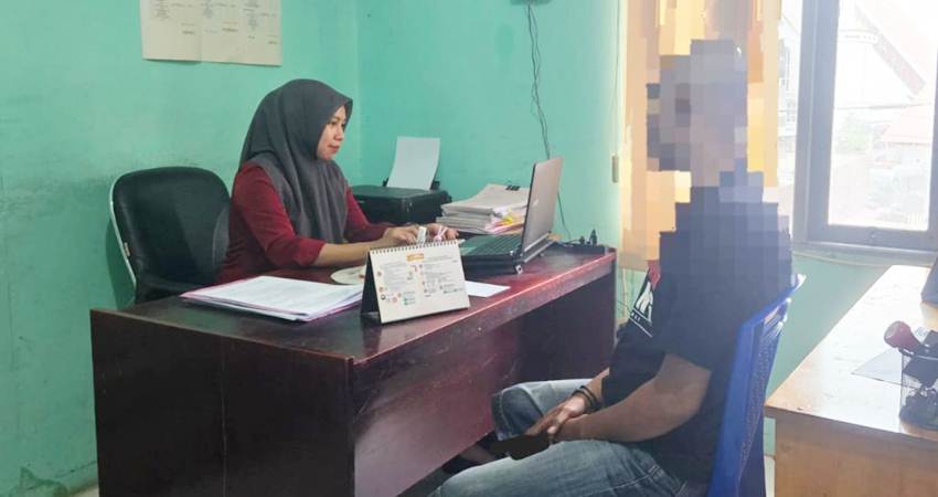 Penyidik Satuan Narkoba Polresta Gorontalo Kota, saat melakukan pemeriksaan terhadap salah seorang masyarakat Kota Tengah, Kota Gorontalo, yang diduga terlibat dalam penyalahgunaan narkoba.