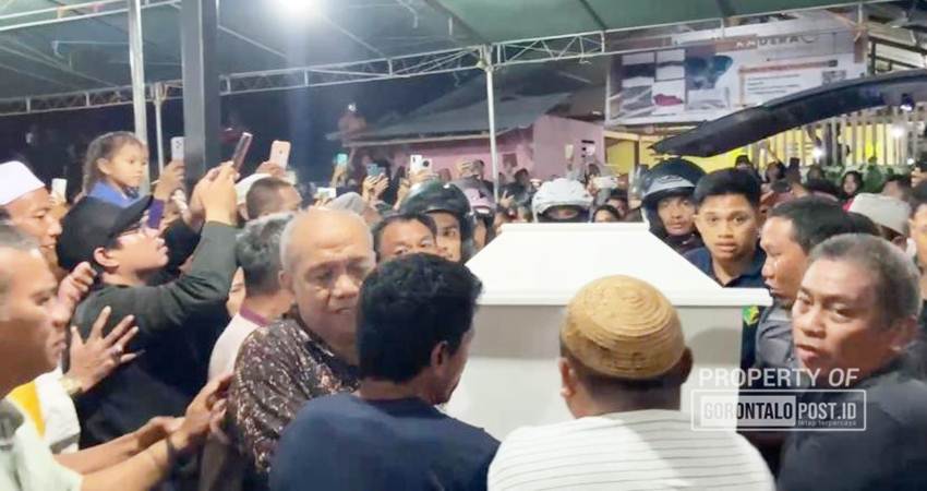 DISAMBUT TANGIS : Jenazah penumpang korban pesawat SAM AIR, Sry Mey Male saat tiba di rumah duka, Kelurahan Tamalate, Kota Gorontalo, sekira pukul 22.40 wita, semalam.(foto : diyanti / gorontalo post)