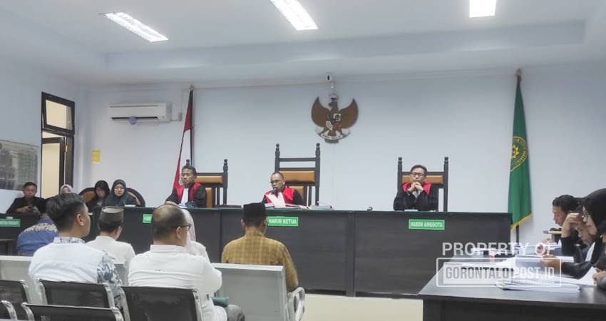 Tujuh terdakwa dugaan Korupsi proyek SPAM Kecamatan Dungingi, Kota Gorontalo, di Pengadilan Negeri Tipikor dan PHI Gorontalo, Rabu (2/10/2024). (Foto: Roy/Gorontalo Post)
