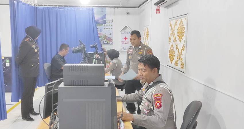 Kasat Lantas Polres Gorontalo Kota AkP Octalya Saka memonitoring langsung pelayanan SIM di Satpas Pelayanan SIM