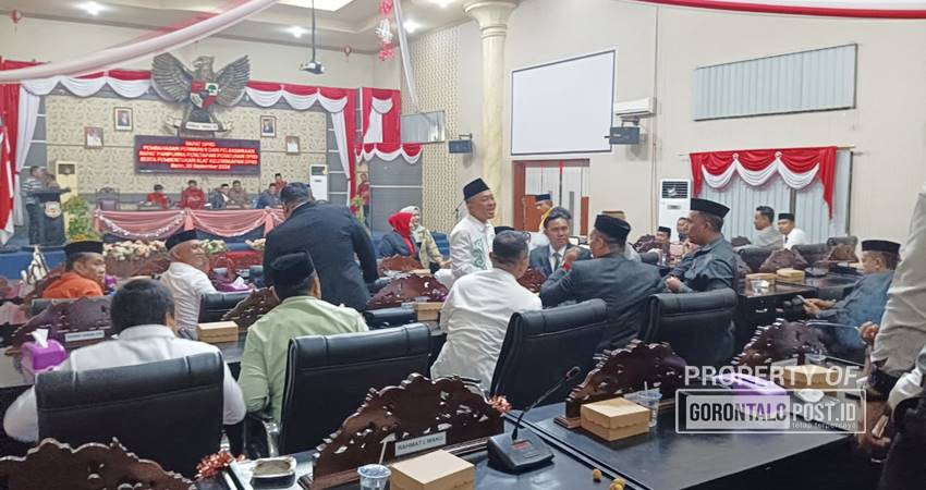 Suasana rapat paripurna pembentukan alat kelengkapan DPRD Kabupaten Gorontalo, yang sedang diskorsing, kemarin (1/10). (F:Deice/Gorontalo Post)