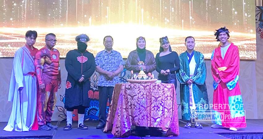 Pemotong tumpeng oleh General Manager ASTON Gorontalo, Yunita Abdullah, Sabtu (5/10/2024) (F. Diyanti/Gorontalo Post)