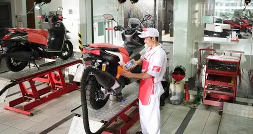 Penggantian oli gardan untuk sepeda motor matic honda, hanya dilakukan di bengkel resmi honda. (foto : dok /daw)