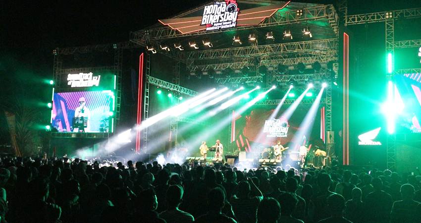 MERIAH - Ribuan bikers mengikuti Honda Bikers Day (HBD) 2024, berlangsung di Pantai Akkarena, Makassar, Sulawesi Selatan, Sabtu (19/10).