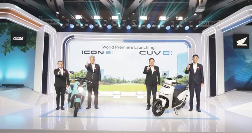 Marketing Director AHM – Octavianus Dwi Putro, President Director AHM – Susumu Mitsuishi, Executive Vice President Director AHM – Thomas Wijaya dan Marketing Director AHM- Naoki Kajino memperkenalkan motor listrik Honda yakni Honda ICON e: dan Honda CUV e: di AHM Safety Riding & Training Center, Deltamas (9/10).