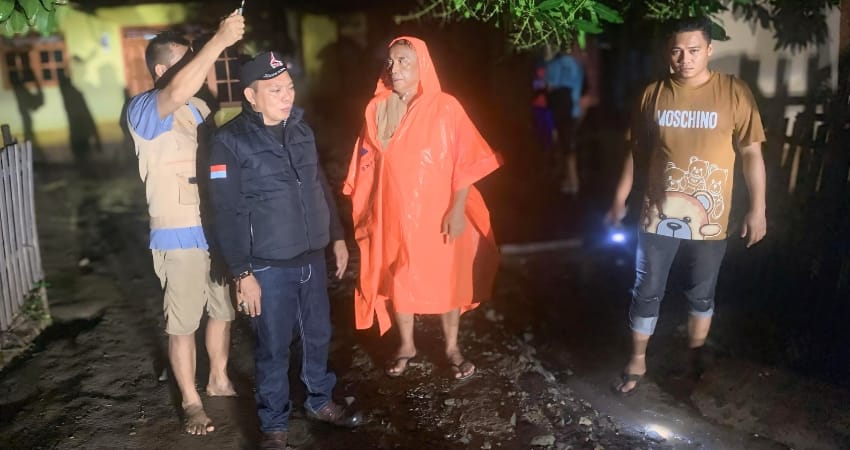 Cawabup Risman Tolingguhu Terjun Langsung Bantu Korban Banjir di Kabila Bone
