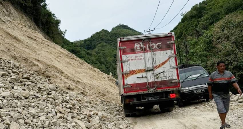 Tumpukan material pada proyek pekerjaan jalan di ruas Jalan Trans Sulawesi Bone Pesisir, Kabupaten Bone Bolango, yang memicu kemacetan kendaraan, Minggu (13/10/2024). (Foto: Istimewa).