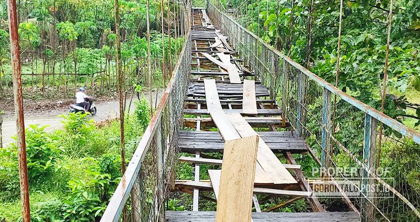 Jembatan gantung yang ada di Kecamatan Suwawa Timur, menghubungkan antara Desa Dumbayabulan dan Desa Panggulo, diharapkan agar bisa mendapatkan perhatian dari pemerintah untuk segera diperbaiki. (F. Natha/ Gorontalo Post)