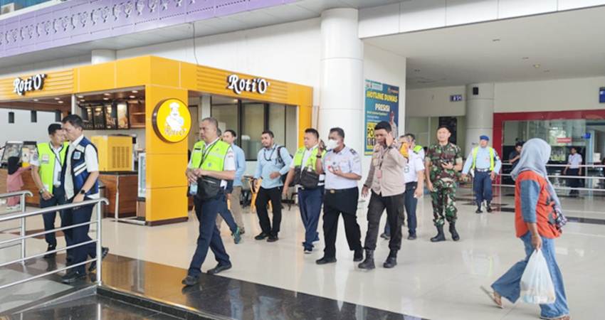 Personel KNKT saat tiba di Bandara Djalaludin Gorontalo, Senin (21/10/2024). Foto: Istimewa)