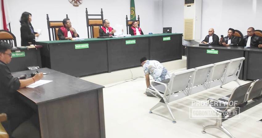 Mantan Kadis PUPR Kota Gorontalo Rifadli divonis bebas di kasus korupsi SPAM Dungingi. (Foto: Roy/Gorontalo Post).