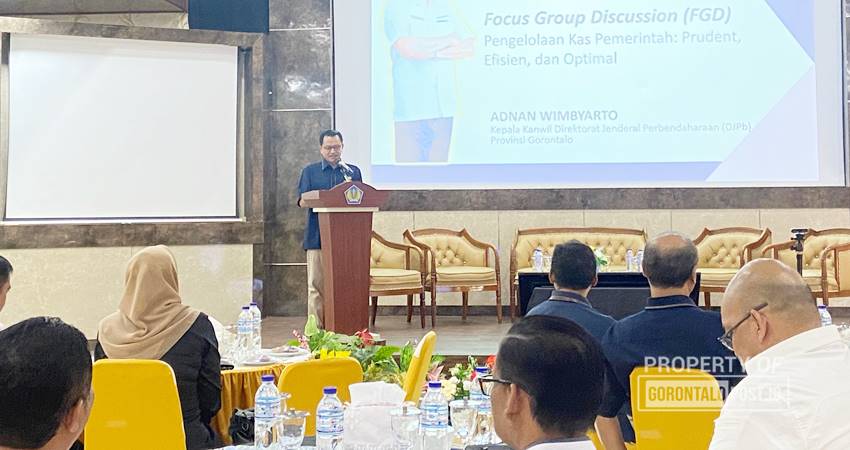 Kepala Kanwil DJPb Provinsi Gorontalo, Adnan Wimbyarto saat memberikan sambutan dalam kegiatan FGD di Aula Mohuyula Kanwil DJPb Provinsi Gorontalo, Rabu (23/10/2024) (F. Diyanti/Gorontalo Post)