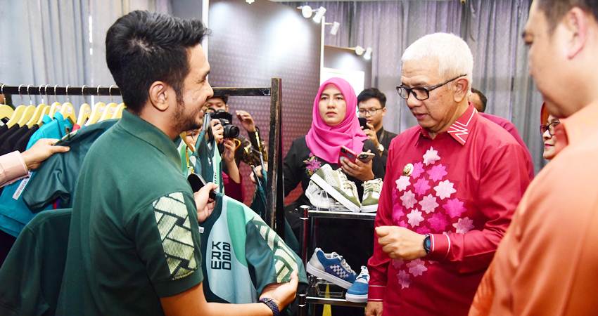 KARAWO KEREN : Desainer Ismet Khairil memperkenalkan Jersey motif Karawo kepada Pj Gubernur Rudy Salahuddin saat HACF 2024 yang diselenggarakan Bank Indonesia, di GPCC Kota Gorontalo, baru-baru ini.(foto : dok-pribadi)