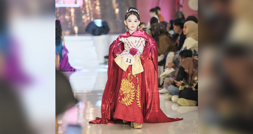 KARAWO KIDS : Humairah Baharuddin, siswi MIN 1 Kota Gorontalo tampil percaya diri dengan balutan karawo merah bermotif hiu paus, saat Fashion Show Karawo Kids Party Look Putri, dalam helatan Hulondhalo Art and Craft Festival yang diselenggarakan Bank Indonesia Gorontalo, pekan lalu di GPCC Kota Gorontalo. Pada ajang ini, Humairah berhasil meraih juara dua. (foto : istimewa-dokumen pribadi)