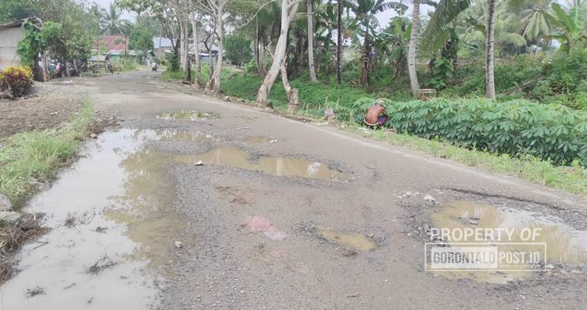 Kondisi Ruas akses ke pusat Kecamatan Mootilango yang rusak parah dan menuai keluhan masyarakat. (Foto: Roy/Gorontalo Post).