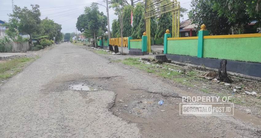 Jalan di depan Kantor Camat Mootilango juga rusak parah