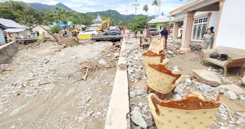 kondisi salah satu rumah warga rusak terkena hantaman material kayu yang hanyut dibawa banjir dan kondisi sedimen yang menumpuk mulai meninggi mendekati batas sungai. (Foto Natha/Gorontalo Post)